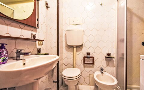 Casa Rossa: Pavimento, Appartamento, Hotel, Idraulico Fixture, Idraulico, Bagno, Gabinetto
