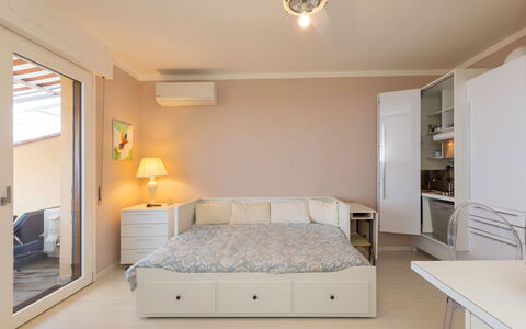 Castiglioncello 230: Mobilia, Interior Design, Letto, Camera Da Letto, Parete, Pavimento, Pavimentazione, Soffitto, Camera, Legna