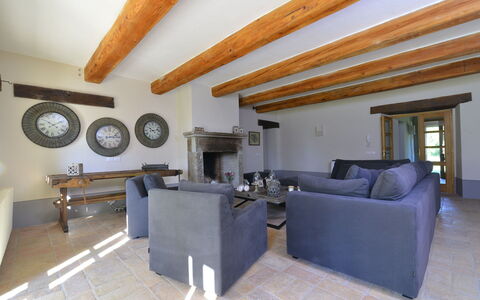 Villa Il Troscione: Mobilia, Interior Design, Parete, Pavimentazione, Legna, Pavimento, Soffitto, Camera, Divano, Soggiorno