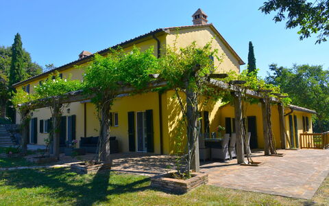 Villa Il Troscione: Casa, Shade, Porta, Primavera, Villetta, Estate, Hacienda, Portico, Giardino, Cortile