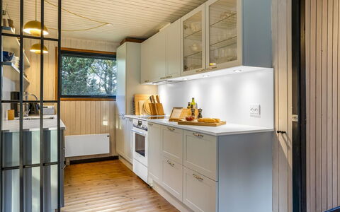 Star - 600M from the Sea: Cucina, Controsoffitto, Legna, Cabinetry, Interior Design, Elettrodomestico Da Cucina, Pavimentazione, Soffitto, Apparecchio Major, Credenza