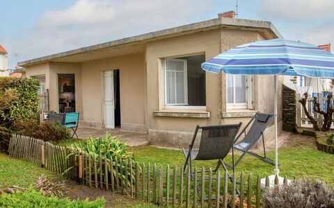 La Bernerie-En Retz 400: Casa, Casa, Porta, Arbusto, Zona Residenziale, Villetta, Tetto, Lotto, Cortile, Giardino