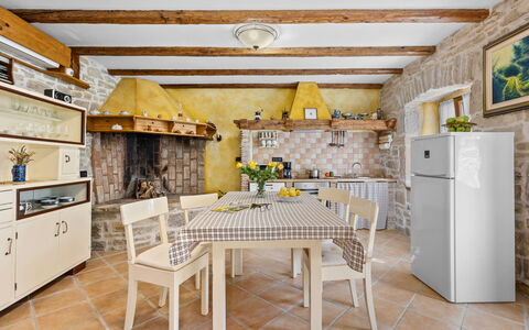 Franz: Mobilia, Interior Design, Cucina, Pavimentazione, Pavimento, Legna, Soffitto, Sedia, Camera, Controsoffitto