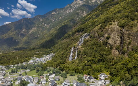 Borgonuovo Waterfall'S House: Montagna, Geografia Montane, Natura, Vegetazione, Collina, Paesaggio Naturale, Highland, Paesaggio, Hill Station, Terreno