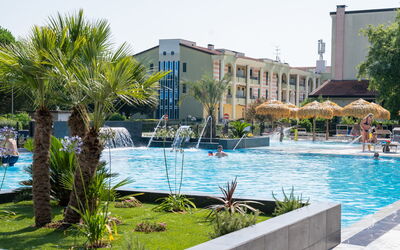 La Quercia 600.1: Piscina, Ricorrere, Materiale Composito, Mobili Da Esterno, Shade, Hotel, Eco Hotel, Giochi D'Acqua, Terme