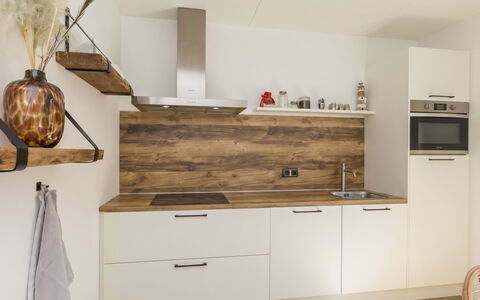 Domburgse Oase: Controsoffitto, Cabinetry, Cucina, Pavimentazione, Interior Design, Mobilia, Legna, Pavimento, Elettrodomestico Da Cucina, Cassetto