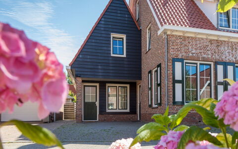 Domburgse Oase: Costruzione, Finestra, Casa, Casa, Zona Residenziale, Facciata, Tetto, Porta, Architettura, Arbusto
