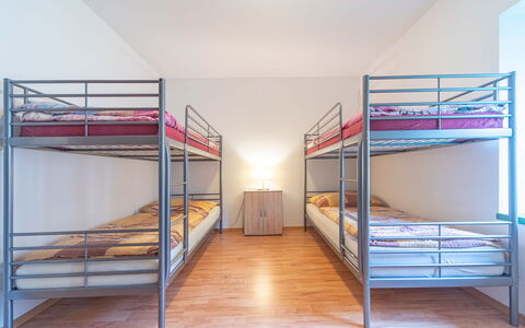 Klobasná: Letto A Castello, Pavimentazione, Pavimento, Interior Design, Soffitto, Camera, Dormitorio, Pavimento In Legno, Camera Da Letto, Letto