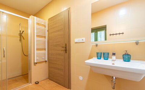 Klobasná: Pavimentazione, Idraulico Fixture, Legna, Interior Design, Pavimento, Bagno, Rubinetto, Idraulico, Lavandino Del Bagno, Lavello