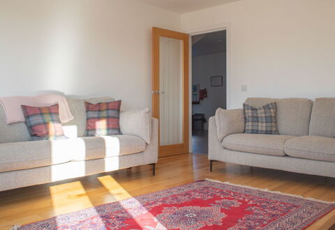 Carbost Cottage: Divano, Pavimentazione, Pavimento, Interior Design, Legna, Mobilia, Soggiorno, Camera