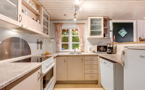 Brawith - 700M to the Fjord: Mobilia, Pavimentazione, Interior Design, Cucina, Controsoffitto, Legna, Pavimento, Cabinetry, Soffitto, Elettrodomestico Da Cucina