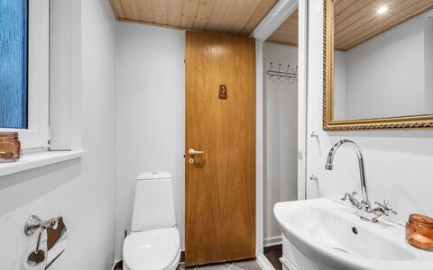 Brawith - 700M to the Fjord: Idraulico Fixture, Bagno, Pavimentazione, Legna, Lavello, Lavandino Del Bagno, Pavimento, Interior Design, Rubinetto, Idraulico