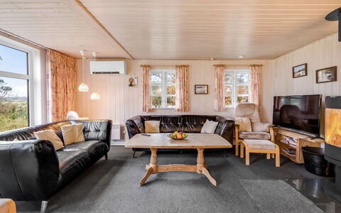 Brawith - 700M to the Fjord: Legna, Mobilia, Interior Design, Divano, Soffitto, Soggiorno, Pavimentazione, Casa, Camera, Pavimento