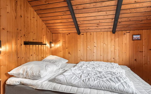 Jantje - 500M to the Fjord: Letto, Camera Da Letto, Lenzuolo, Legna, Bedding, Interior Design, Pavimento, Soffitto, Telaio Del Letto, Mobilia