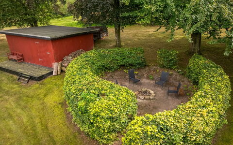 Jantje - 500M to the Fjord: Foglia, Arbusto, Giardino, Groundcover, Prato, Primavera, Backyard, Landscaping, Cortile, Hedge