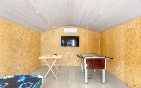 Solvey - 400M from the Sea: Legna, Pavimento, Pavimentazione, Soffitto, Camera, Latifoglie, Color Legno, Compensato, Plank, Capannone