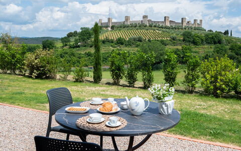 Le Volte, Borgo Campassini, Monteriggioni: Arbusto, Lotto, Groundcover, Mobili Da Esterno, Giardino, Piantagione, Tavolo Esterno, Hedge, Prato, Landscaping