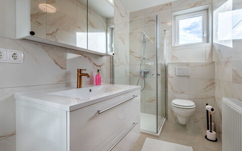 Villa Therese: Idraulico Fixture, Bagno, Pavimentazione, Pavimento, Interior Design, Mobiletto Del Bagno, Lavandino Del Bagno, Lavello, Rubinetto, Idraulico