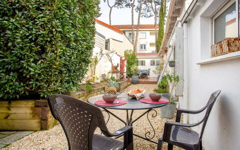 La Bernerie-En Retz 450: Mobilia, Mobili Da Esterno, Vaso Di Fiori, Porta, Sedia, Tavolo Esterno, Pianta Della Casa, Cortile, Shade, Giardino