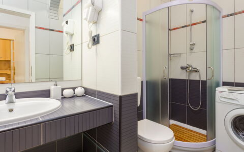 Villa Vizula: Lavandino Del Bagno, Bagno, Idraulico Fixture, Lavello, Interior Design, Pavimentazione, Pavimento, Rubinetto, Gabinetto, Idraulico