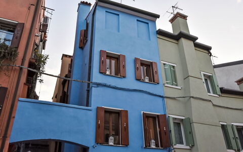 La Casa di Lu': Blu, Parete, Materiale Composito, Ferro, Dipingere, Metallo, Appartamento, Balcone, Illuminazione Diurna