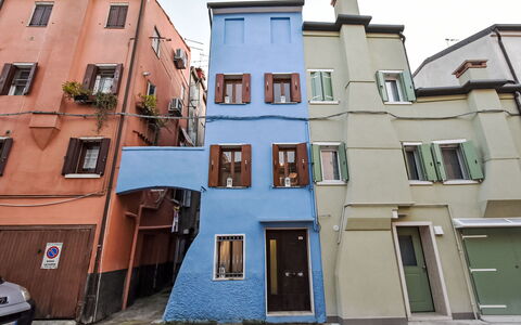 La Casa di Lu': Blu, Parete, Finestra, Facciata, Quartiere, Architettura, Porta, Casa, Appartamento, Balcone