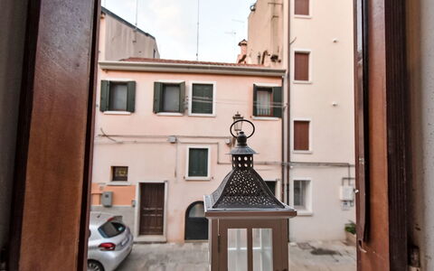 La Casa di Lu': Parete, Porta, Ferro, Porta A Casa, Dipingere, Lampada, Gesso, Balcone