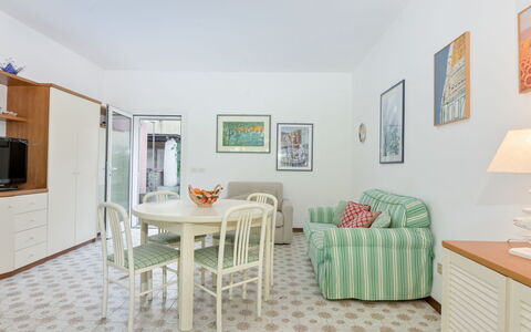 Il Gualdo: Pavimentazione, Pavimento, Interior Design, Mobilia, Soffitto, Appartamento, Camera, Sedia, Soggiorno, Cucina & Sala Da Pranzo Tavolo