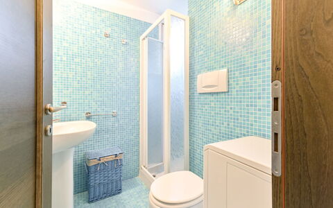 Il Gualdo: Bagno, Pavimentazione, Parete, Pavimento, Interior Design, Idraulico Fixture, Lavandino Del Bagno, Gabinetto, Idraulico, Piastrella
