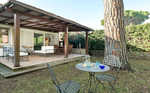 Il Gualdo: Mobilia, Legna, Mobili Da Esterno, Portico, Tavolo, Giardino, Porta, Casa, Sedia, Tavolo Esterno