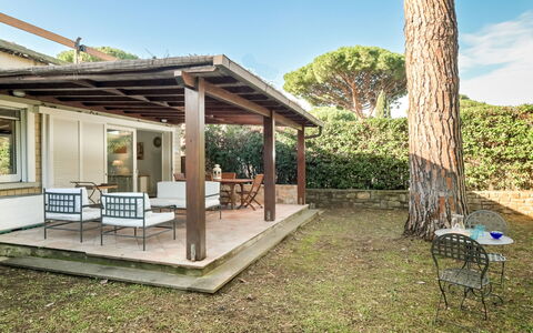 Il Gualdo: Legna, Mobilia, Portico, Giardino, Mobili Da Esterno, Casa, Porta, Backyard, Struttura Esterna, Shade