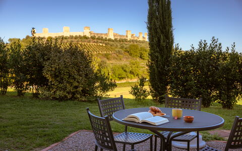 La Piazzetta, Borgo Campassini, Monteriggioni: Erba, Arbusto, Paesaggio, Lotto, Groundcover, Giardino, Mobili Da Esterno, Landscaping, Prato, Cortile
