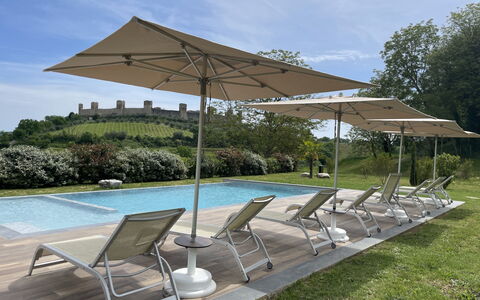 La Piazzetta, Borgo Campassini, Monteriggioni: Mobilia, Ombrello, Mobili Da Esterno, Sedia, Shade, Tavolo Esterno, Tavolo, Lettino, Giardino, Baldacchino
