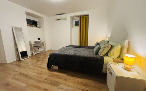 Appartamento Soul & Travel Ac And Wifi Croazia: Mobilia, Interior Design, Pavimento, Pavimentazione, Letto, Parete, Legna, Camera, Pavimento In Legno, Camera Da Letto