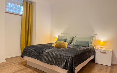 Appartamento Soul & Travel Ac And Wifi Croazia: Mobilia, Interior Design, Letto, Pavimentazione, Pavimento, Camera Da Letto, Legna, Lenzuolo, Pavimento In Legno, Soffitto