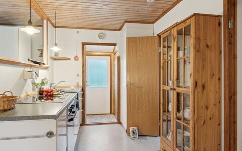 Ginette - 500M from the Sea: Pavimentazione, Legna, Interior Design, Soffitto, Mobilia, Controsoffitto, Cabinetry, Pavimento, Cucina, Lampada