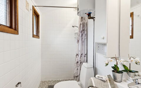 Ginette - 500M from the Sea: Parete, Pavimentazione, Bagno, Idraulico Fixture, Toilet Seat, Pavimento, Interior Design, Gabinetto, Soffitto, Idraulico