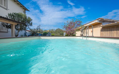 Borgo House In Florentine Hills With Pool: Blu, Piscina, Materiale Composito, Ricorrere, Giochi D'Acqua, Eco Hotel, Hotel, Centro Ricreativo, Villa, Resort Citta '
