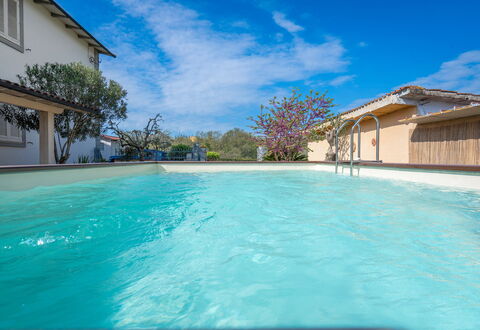 Borgo House In Florentine Hills With Pool: Blu, Piscina, Materiale Composito, Ricorrere, Giochi D'Acqua, Eco Hotel, Hotel, Centro Ricreativo, Villa, Resort Citta '
