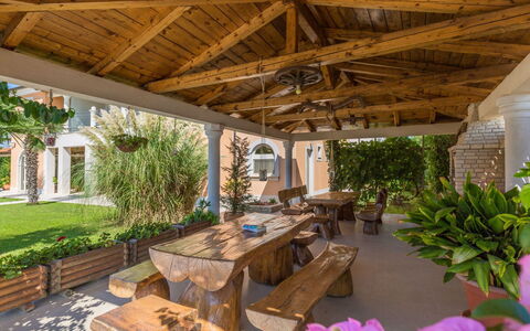 Villa Vizula: Giardino, Shade, Struttura Esterna, Ricorrere, Portico, Colonna, Estate, Backyard, Landscaping, Sedia