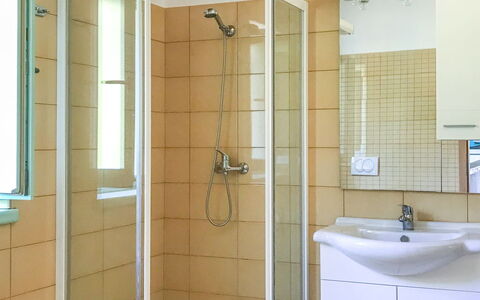 Villa Portobello Green: Pavimentazione, Idraulico Fixture, Interior Design, Bagno, Pavimento, Idraulico, Doccia, Doccia Porta, Lavello, Camera