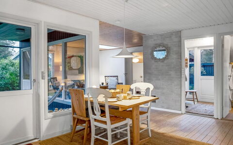 Floora - 20M from the Sea: Mobilia, Interior Design, Pavimentazione, Pavimento, Legna, Soffitto, Sedia, Lampada, Camera, Sala Da Pranzo