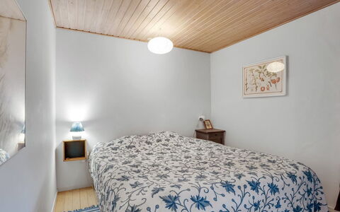 Floora - 20M from the Sea: Letto, Camera Da Letto, Interior Design, Parete, Lenzuolo, Bedding, Soffitto, Legna, Pavimento, Pavimentazione