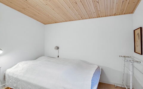 Floora - 20M from the Sea: Parete, Interior Design, Camera Da Letto, Pavimentazione, Legna, Pavimento, Soffitto, Letto, Pavimento In Legno, Lampada