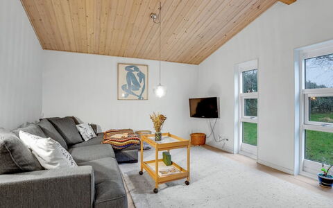 Floora - 20M from the Sea: Interior Design, Soffitto, Appartamento, Pavimentazione, Mobilia, Pavimento, Camera, Illuminazione, Casa, Divano