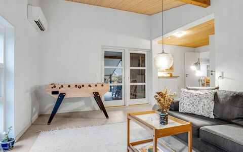 Floora - 20M from the Sea: Interior Design, Soffitto, Appartamento, Pavimentazione, Mobilia, Pavimento, Camera, Illuminazione, Casa, Divano
