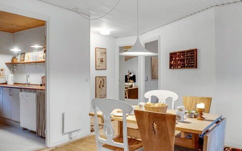 Floora - 20M from the Sea: Interior Design, Soffitto, Appartamento, Pavimentazione, Mobilia, Pavimento, Camera, Illuminazione, Casa, Divano