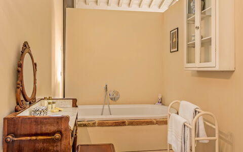 Terra Quercus: Parete, Interior Design, Idraulico Fixture, Vasca Da Bagno, Bagno, Pavimentazione, Pavimento, Idraulico, Rubinetto, Illuminazione