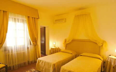 Villa del Lago: Interior Design, Mobilia, Pavimento, Pavimentazione, Illuminazione, Camera Da Letto, Letto, Camera, Lenzuolo, Soffitto