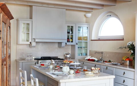 Villa le Selve: Mobilia, Cucina, Interior Design, Controsoffitto, Pavimentazione, Elettrodomestico Da Cucina, Cabinetry, Casa, Illuminazione, Soffitto